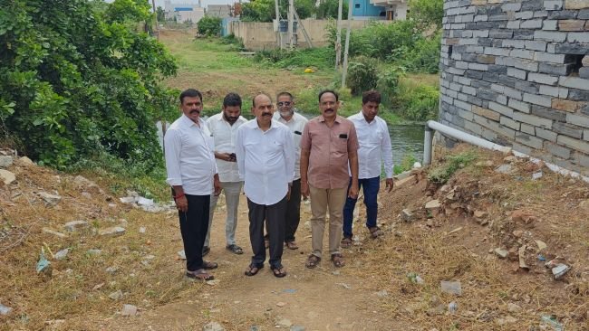 విశ్వనగర్ నూతన బ్రిడ్జి నిర్మాణ స్థలాన్ని పరిశీలించిన మంత్రి ఎన్ఎండి ఫరూక్