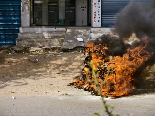 అనంతపురం నగరంలో ద్విచక్ర వాహనంలో మంటలు