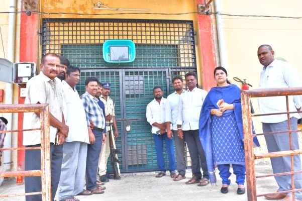 ఈవీఎం గోదాములను పరిశీలించిన జిల్లా కలెక్టర్ రాజకుమారి గణియా