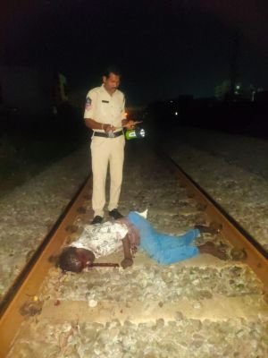 మద్యానికి డబ్బులు లేక రైలు కింద పడి వ్యక్తి మృతి