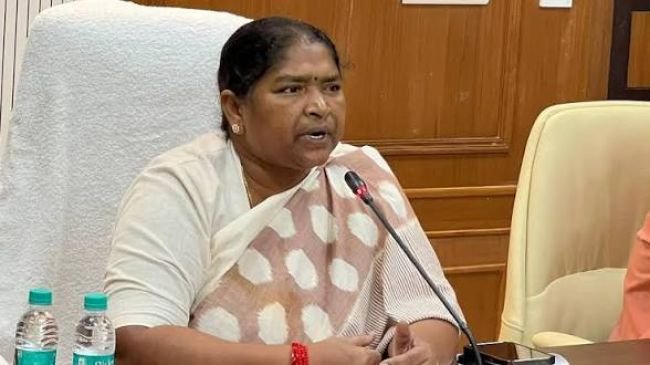 గ్రామీణ ప్రాంతాల్లో నిర్మాణ పనులను వేగవంతం చేయాలి శాఖల మధ్య సమన్వయంతో సకాలంలో భవనాల నిర్మాణం పూర్తి చేయాలి మంత్రి మంత్రి సీతక్క