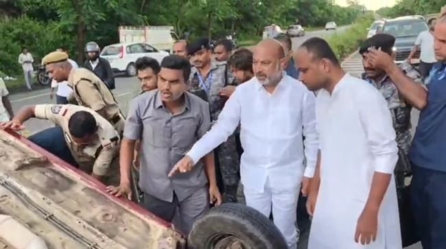 డివైడర్ను ఢీకొన్న కారు బోల్తా  ముగ్గురికి గాయాలు
