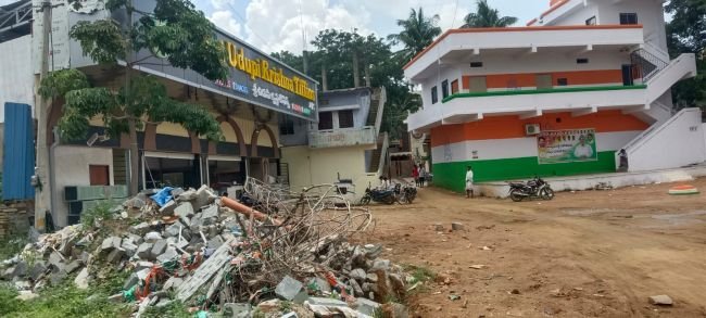అన్యక్రాంతమవుతున్న అధికార కాంగ్రెస్ పార్టీ ఆఫీసు స్థలం