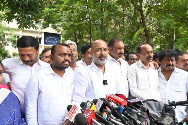 ఫాంహౌజ్ ఏమైనా టూరిస్ట్ కేంద్రమా?