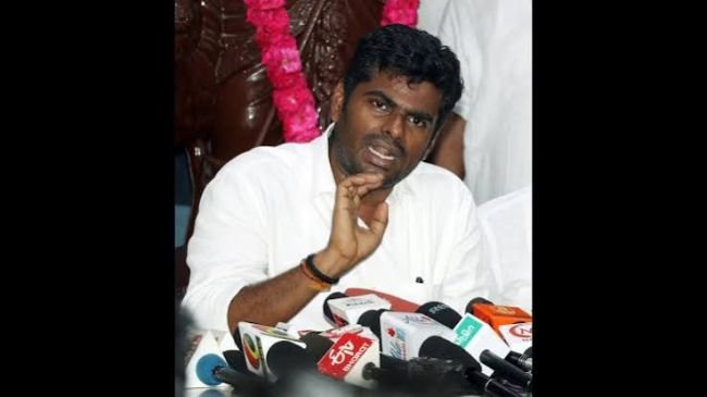 పెరియార్ నాస్తిక విధానాలు, బ్రాహ్మణ వ్యతిరేక సిద్ధాంతాలను తీవ్రంగా తోసిపుచ్చిన అన్నామలై