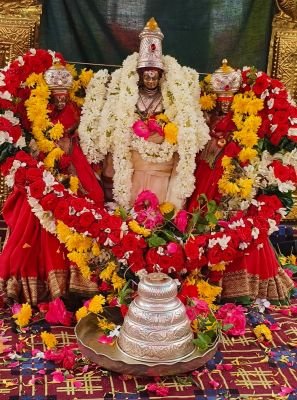 భక్తులతో కిటకిటలాడిన వెంకన్న ఆలయం 