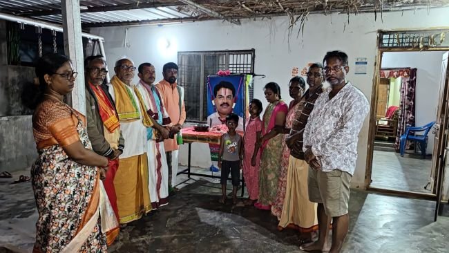 అర్చకుడి కుటుంబానికి రూ.1.08 లక్షల ఆర్థిక సాయం