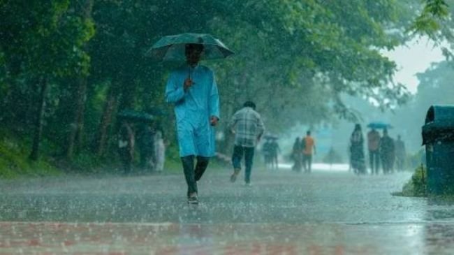 తెలంగాణకు భారీ వర్ష సూచన..  మూడు రోజులు అప్రమత్తం  బంగాళాఖాతంలో అల్పపీడనం కారణంగా తెలంగాణకు వర్ష సూచన  రానున్న మూడు రోజుల పాటు పలు జిల్లాల్లో భారీ వర్షాలు కురిసే అవకాశం  సోమవారానికి వాయుగుండంగా, మంగళవారానికి తీవ్ర వాయుగుండంగా బలపడనున్న అల్పపీడనం  గంటకు 40 నుంచి 50 కిలోమీటర్ల వేగంతో ఈదురుగాలులు, ఉరుమ