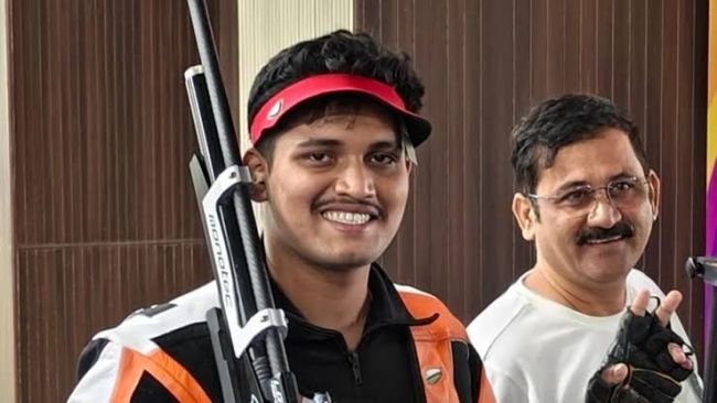 10మీ ఎయిర్ రైఫిల్ టీమ్ ఈవెంట్‌లో భారత్‌కు రజతం