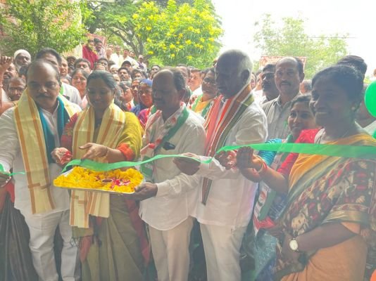 కాంగ్రెస్ పార్టీ కార్యాలయాన్ని ప్రారంభించిన ఎంపీ కడియం కావ్య,  ఎమ్మెల్యే కడియం శ్రీహరి, డిసిసి అధ్యక్షులు ఇనగాల వెంకట్రామిరెడ్డి