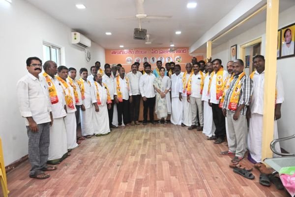 లక్కవరంలో టీడీపీలోకి వైసీపీ కుటుంబాలు