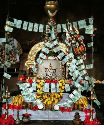 కరెన్సీ నోట్లతో గణపేశ్వరుడి అలంకరణ