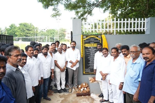 యువత క్రీడాకారుల అవసరాలకు అనుగుణంగా వసతులు.. - నగరాన్ని స్పోర్ట్స్‌ హబ్‌గా తీర్చిదిద్దుతాం - ఎమ్మెల్యే ఆదిరెడ్డి శ్రీనివాస్ - రూ.34.83 లక్షలతో 50వ డివిజన్‌లో స్పోర్ట్స్‌ పార్క్ ప్రారంభం రాజమహేంద్రవరం : నగరంలోని యువత, క్రీడాకారుల అవసరాలకు అనుగుణంగా క్రీడా మౌలిక వసతులను విస్తరిస్తూ నగరాన్ని స్పోర్ట్స్