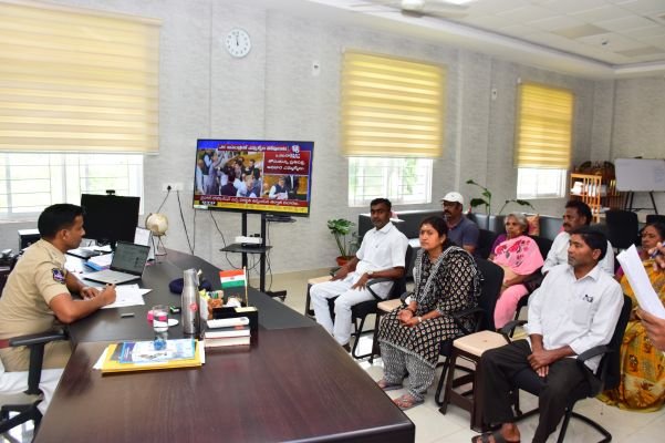 గ్రీవెన్స్ డే లో ప్రజా ఫిర్యాదులను పరిశీలించిన జిల్లా ఎస్పీ