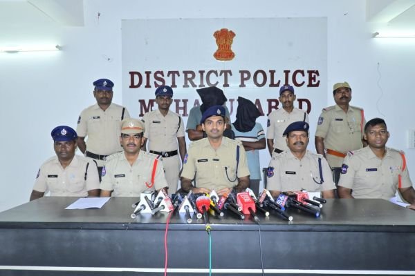 పోలీసులమంటూ బంగారు వ్యాపారులకు డిజిటల్ అరెస్ట్ బెదిరింపులు