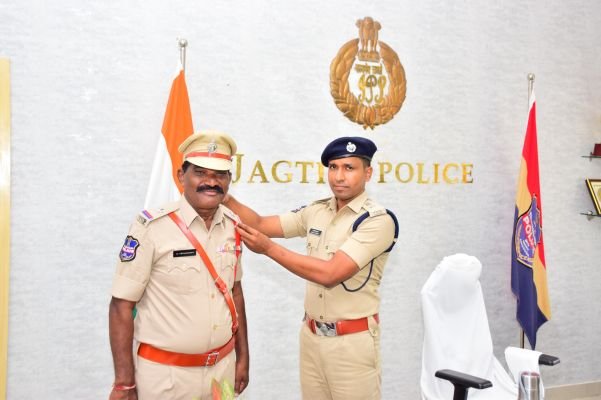 పదోన్నతి పొందిన ఏఎస్ఐకి జిల్లా ఎస్పీ శుభాకాంక్షలు