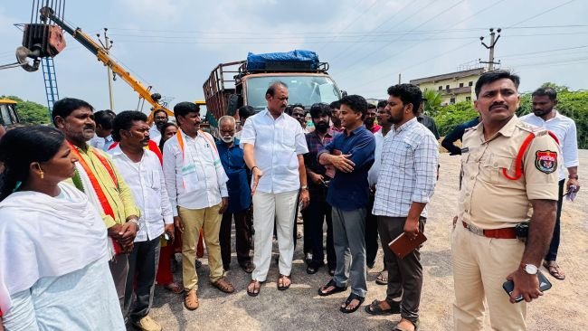 నీటి విడుదలపై బీజేపీ చేపట్టిన ధర్నా రాజకీయ డ్రామా 
