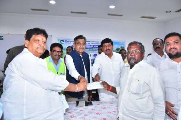సంగెంకలాన్ రైతులకు పరిహారం చెక్కుల పంపిణీ 