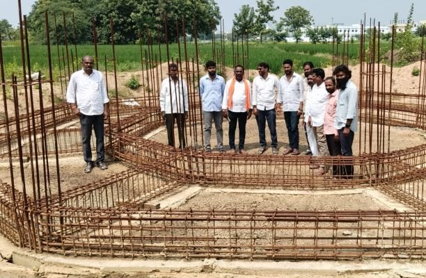 నిర్మాణంలో ఉన్న వాటర్ ట్యాంకులను పరిశీలించిన బిజెపి నాయకులు
