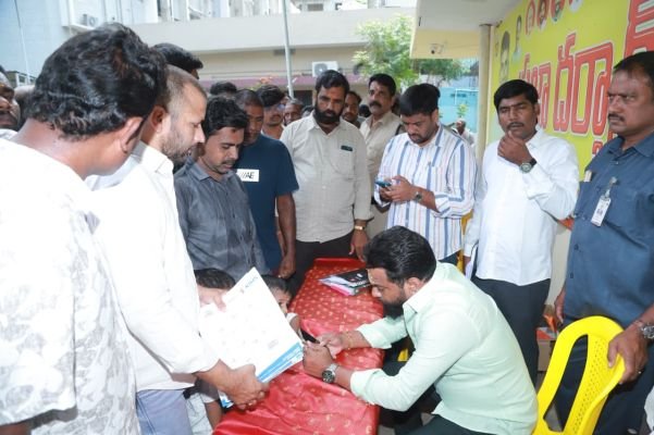 చిన్నారి వైద్యానికి మంత్రి సుభాష్ మానవతా హస్తం  అరుదైన బ్లడ్ ఇన్ఫెక్షన్‌తో బాధపడుతున్న మహిశ్రీకి ఆర్థిక సాయం