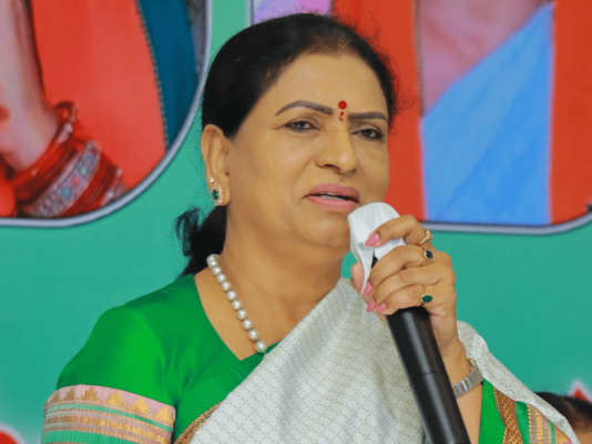 ఎండాకాలం బూచి చూపి రైతులకు నీళ్లివ్వరా?  కాంగ్రెస్ సర్కార్‌పై డీకే అరుణ ధ్వజం  