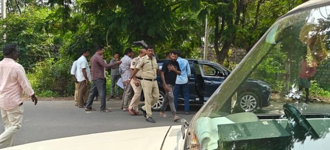 కారులో 22 కిలోల గంజాయి