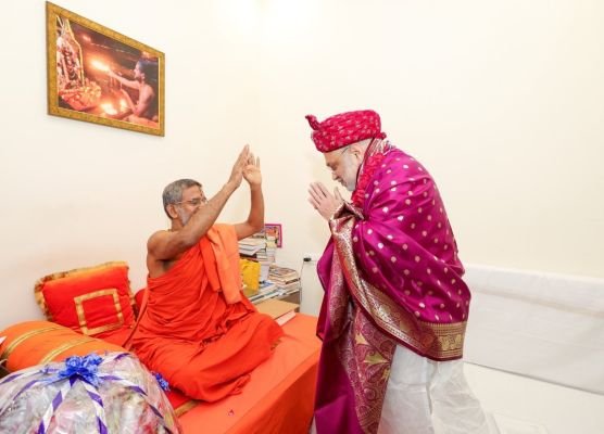 న్యూఢిల్లీలో పేజావర మఠాధిపతితో కేంద్ర హోంమంత్రి అమిత్ షా భేటీ