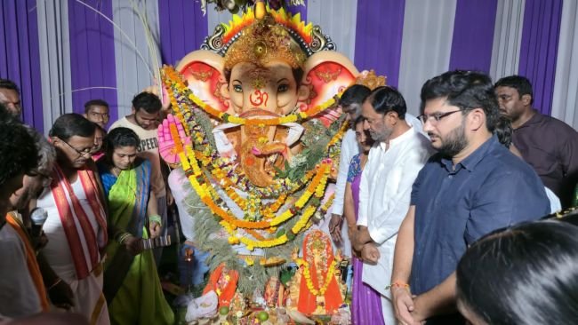 *వినాయక నవరాత్రి ఉత్సవాలలో పాల్గొన్న ఎమ్మెల్సీ  మిర్యాలగూడ, మేజర్ న్యూస్:            మిర్యాలగూడనియోజకవర్గం మాడ్గులపల్లి మండలం ఇసుకబావి గూడెంలో విఘ్నేశ్వర యూత్ ఆధ్వర్యంలో నిర్వహించిన వినాయక నవరాత్రి ఉత్సవాలను పురస్కరించుకొని భారత రాష్ట్ర సమితి మండల అధ్యక్షుడు పాలుట్ల బాబయ్య - సునీత దంపతుల ఆధ్వర్యంలో 