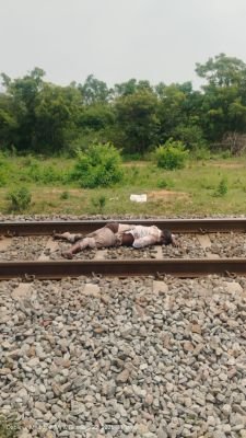 డబీల్‌పూర్ రైల్వే స్టేషన్ వద్ద పట్టాలపై గుర్తుతెలియని మృతదేహం.. ఘటనా స్థలంలో బైక్ స్వాధీనం