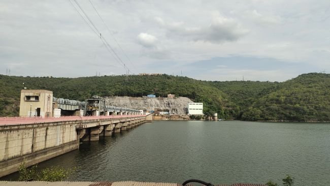 శ్రీశైలంలో తగ్గుతున్న నీటి నిల్వలు