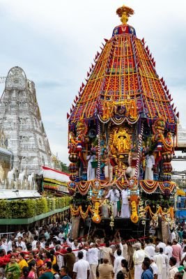 గోవింద నామస్మరణతో మారుమోగిన తిరుమాడ వీధులు