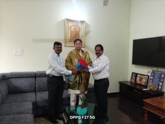 మంత్రి శ్రీధర్ బాబును మర్యాద పూర్వకంగా కలిసిన నూతన ఎస్ఈ సదానందం