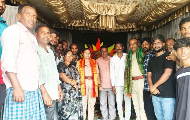 గణనాథుని సేవలో పోలీసు అధికారులు: