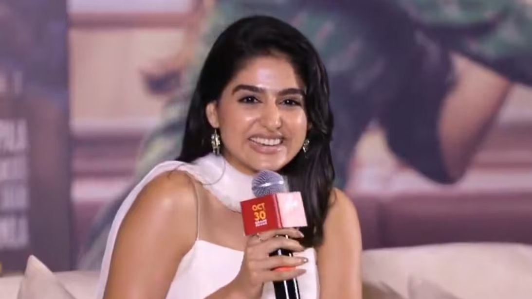 'ఇట్లు అర్జున' ఈవెంట్‌లో వింత ప్రశ్న.. అనస్వర రాజన్ క్యూట్ రియాక్షన్ వైరల్!