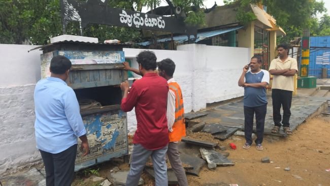 వర్షపు నీటికి కడ్డుకట్టగా అక్రమ కట్టడాలు 