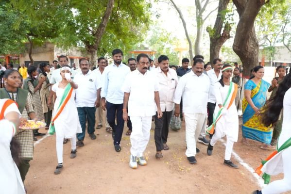 ఎన్నికల వేళ వేషధారులు వస్తారు.. పోతారు.. ప్రజలు గమనించాలన్న                                                                                   -  ఎమ్మెల్యేకావ్య కృష్ణారెడ్డి