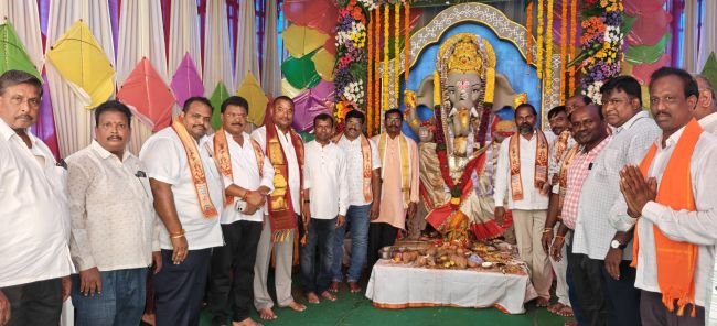 గణేష్ మండపాలను సందర్శించిన ఎమ్మెల్యే బత్తుల లక్ష్మారెడ్డి