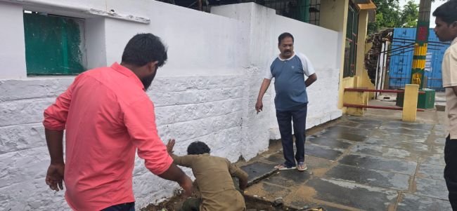 వర్షపు నీటికి అడ్డుకట్టగా అక్రమ కట్టడాలు  డ్రైనేజీలపై ఆక్రమణల తొలగింపునకు చర్యలు.. కమిషనర్ ఆదేశాలు  