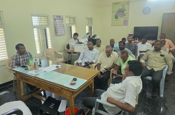 క్యూఆర్‌ కోడ్ విధానం తొలగించాలని - డీలర్ల విజ్ఞప్తి  సమస్యను ఉన్నతాధికారుల దృష్టికి తీసుకెళ్తామని అధికారుల హామీ..