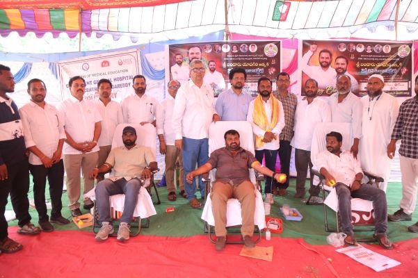 సేవా స్ఫూర్తిని చాటిన జర్నలిస్టుల రక్తదాన శిబిరం