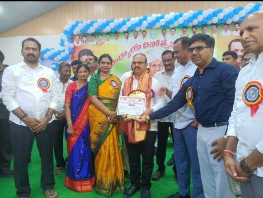 జిల్లా ఉత్తమ ప్రధానోపాధ్యాయుడిగా తలమల్ల మల్లేశం