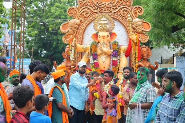 ఘనంగా వరసిద్ధి వినాయక నిమజ్జనం  వేలంపాటల్లో భక్తుల పోటాపోటీ.. భారీ ధరలకు లడ్డూ, వెండి వస్తువులు