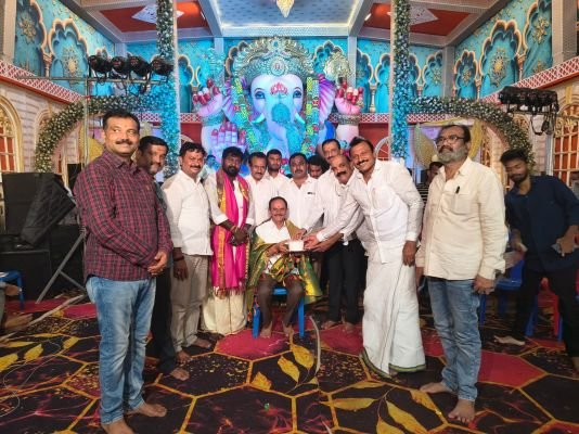 ప్రజలంతా సుఖసంతోషాలతో ఉండాలని ఆకాంక్ష  వినాయక మండపంలో పూజ.. రాజోలి వీరారెడ్డి