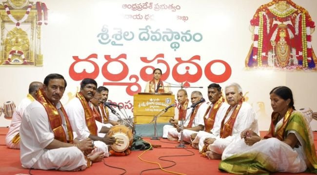 శ్రీశైలంలో అలరిస్తున్న సాంస్కృతిక కార్యక్రమాలు