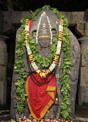 శ్రీశైల క్షేత్ర పాలకుడికి విశేష పూజలు