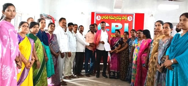 విఓఏ సమస్యలను పరిష్కరించాలని ఎమ్మెల్సీ నెల్లికంటి సత్యంకు వినతిపత్రం