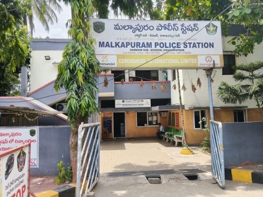 విశాఖలో ఘోరం  - యువకుడిపై పెట్రోల్ పోసి హత్యాయత్నం