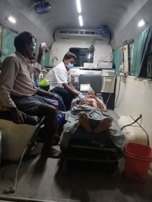 ఆపస్మారక స్థితిలో ఉన్న వ్యక్తిని కాపాడిన 108 సిబ్బంది