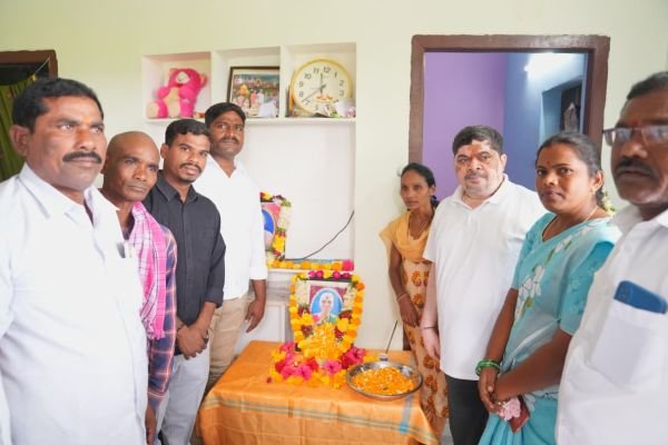 మృతుల కుటుంబాలకు మంత్రి పొన్నం పరామర్శ