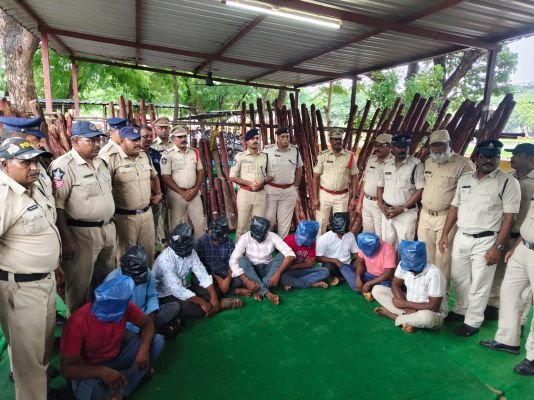 కడప జిల్లాలో ఎర్రచందనం స్మగ్లర్ల పై పోలీసులు దాడులు 